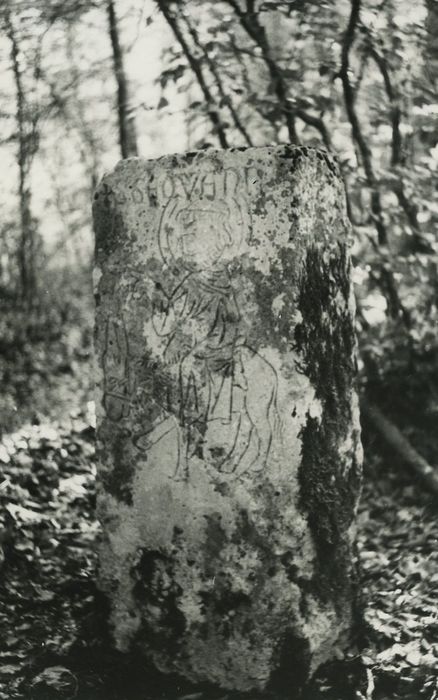 Borne ancienne, vue générale de la face B