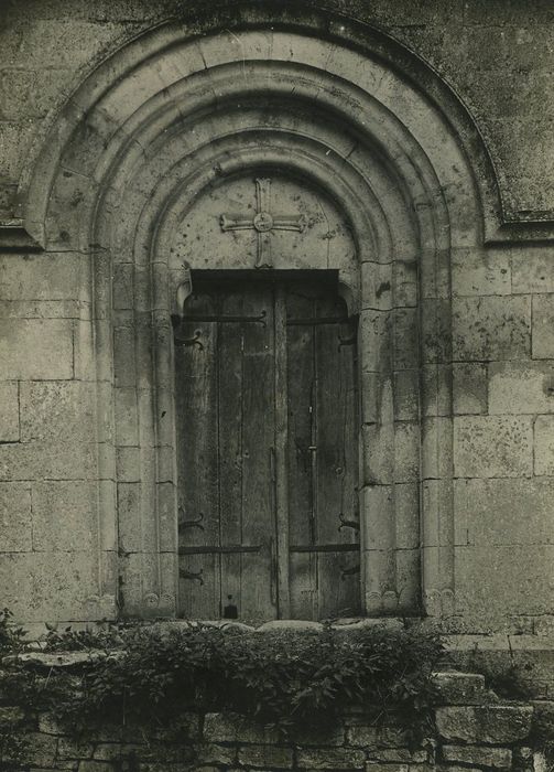 Ancienne chartreuse de Lugny : Chapelle de la Courroirie, portail occidental, vue générale