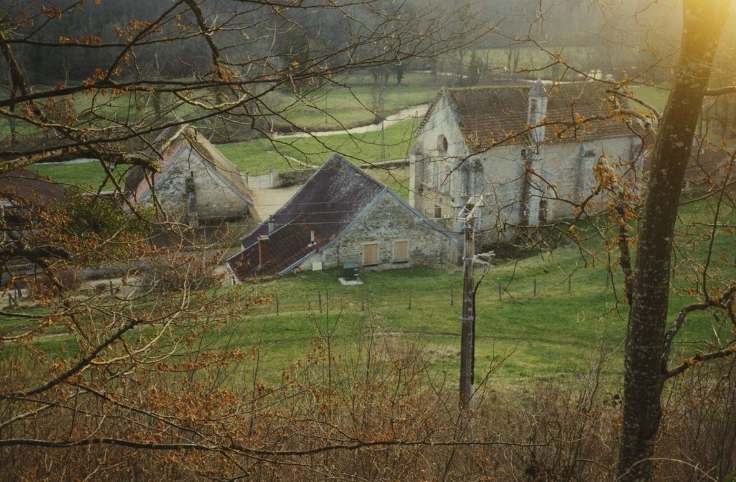 Ancienne chartreuse de Lugny : Chapelle de la Carroierie, vue générale de la chapelle dans son environnement depuis le Nord