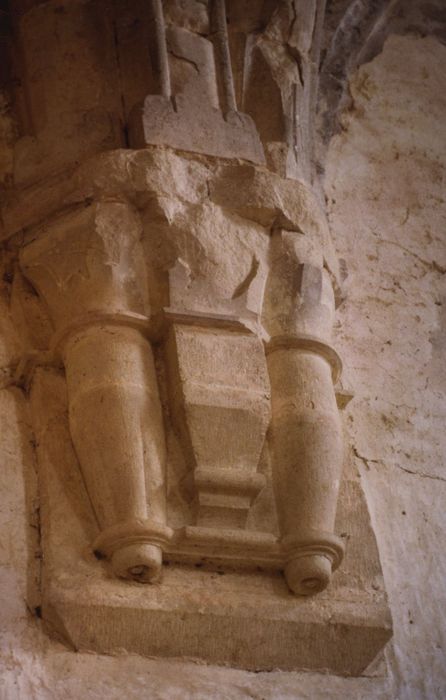 Ancienne chartreuse de Lugny : Chapelle de la Courroirie, nef, détail d’un chapiteau