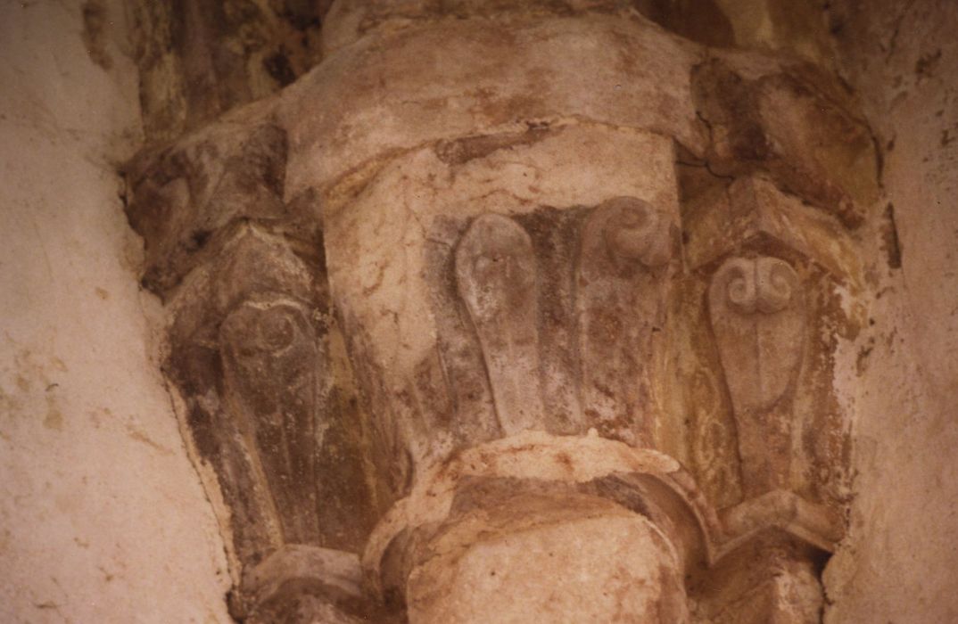 Ancienne chartreuse de Lugny : Chapelle de la Courroirie, nef, détail d’un chapiteau