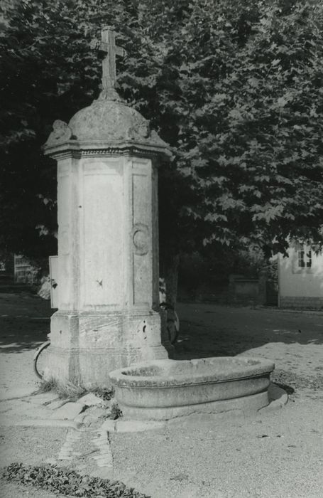 Fontaine et son bassin