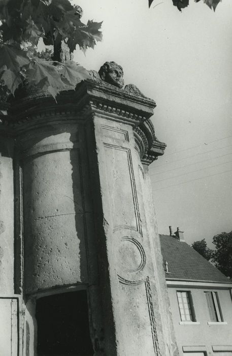 Fontaine et son bassin, vue partielle