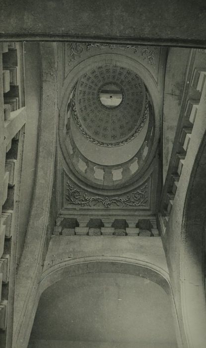 Château : Escalier monumental, vue générale