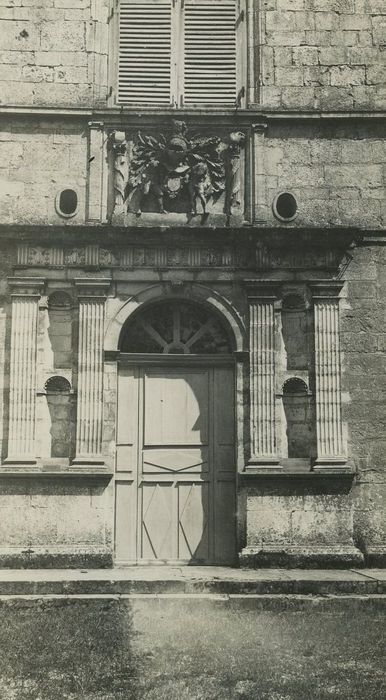 Château : Façade ouest, porte d’accès au logis, vue générale