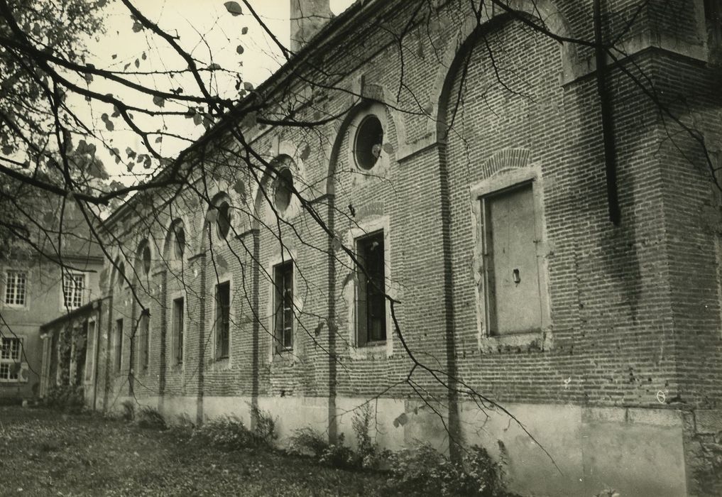 Château : Communs, façade est, vue générale