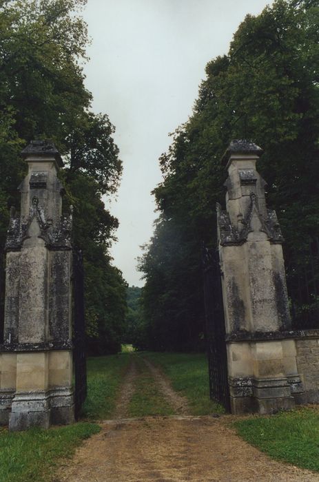 Château : Portail d’accès ouest, vue générale