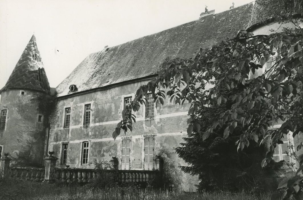 Château : Façade est, vue partielle