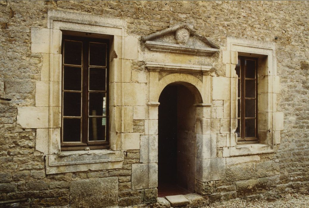 Château de Chevigny : Corps de logis, façade nord, porte d’accès, vue générale