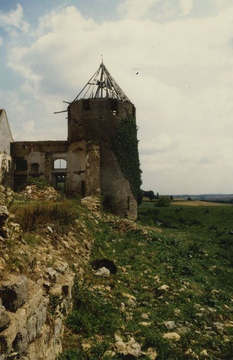 Château de Chevigny : Tour d’angle sud-ouest, vue générale