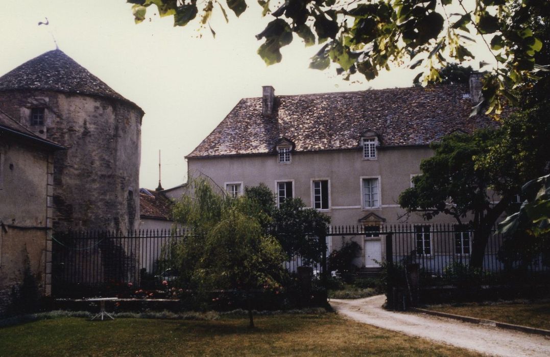 Château : Façade est, vue partielle