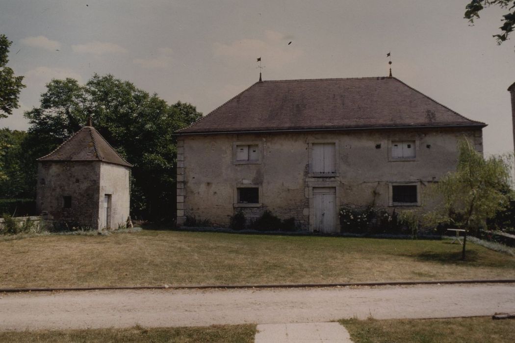 Château : Avant cour, dépendances sud, façade nord, vue générale