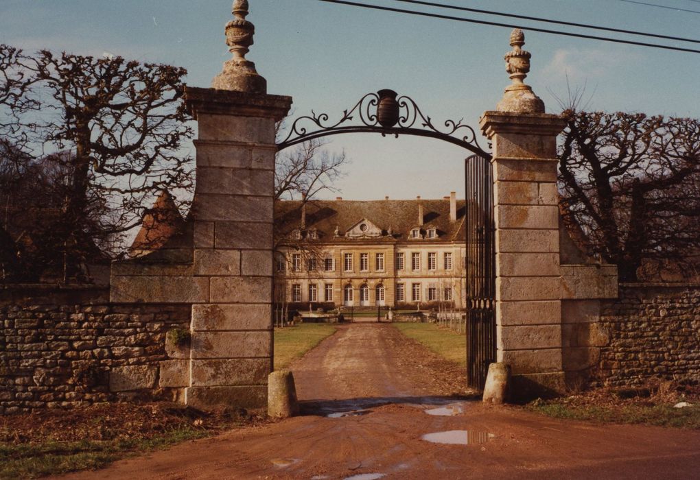 Château : Portail d’accès est, vue générale