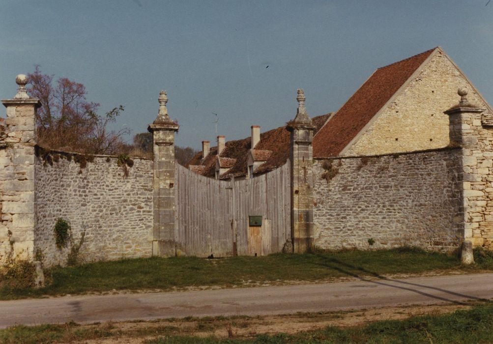 Château : Portail d’accès sud à la cour de ferme, vue générale