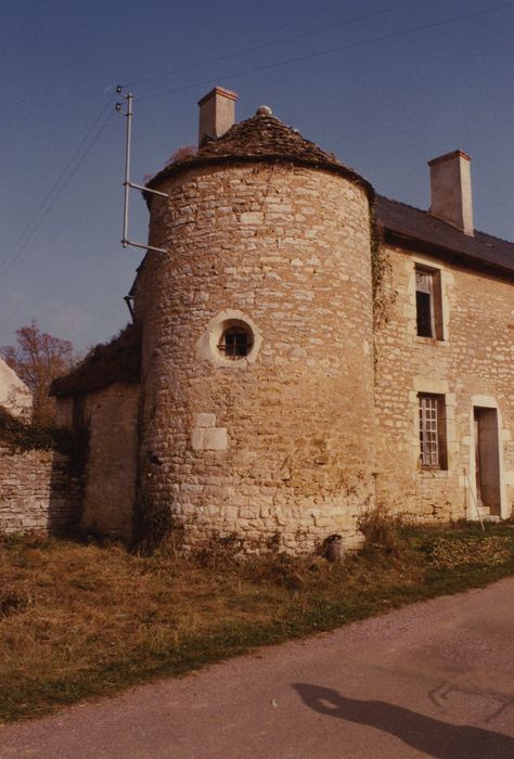 Château : Ferme, tour d’angle sud-ouest, vue générale