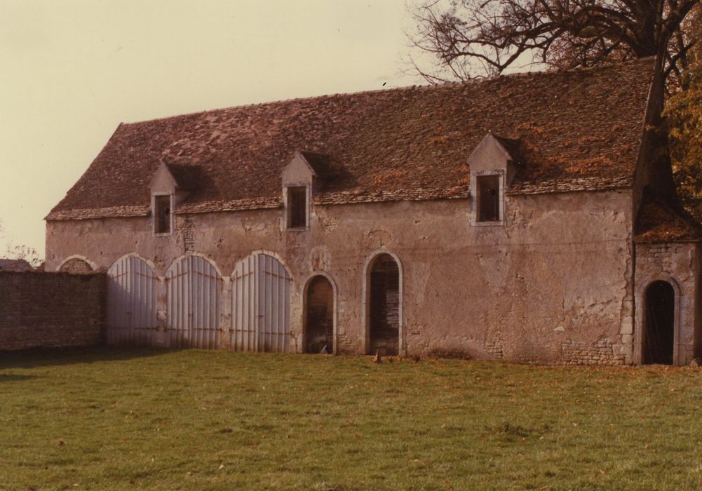 Château : Communs, façade est, vue générale