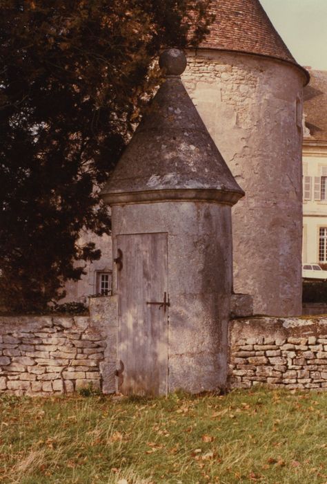 Château : Cainet en pierre surplombant les douves, vue générale