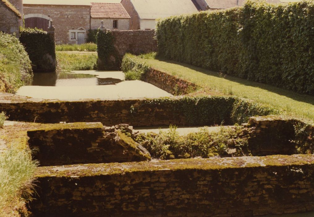 Château : Vivier et abrevoir, vue générale