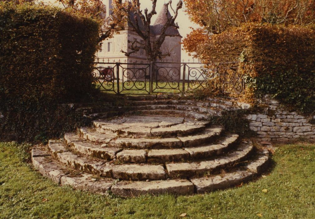 Château : Potager, détail du perron d’accès