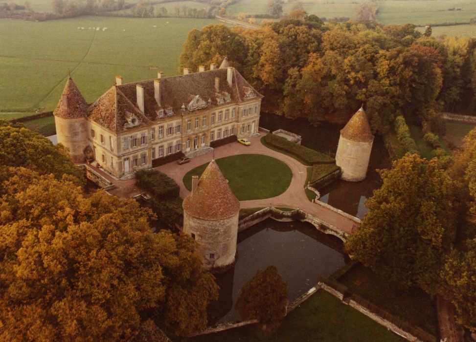 Château : Vue aérienne de l’ensemble des bâtiments