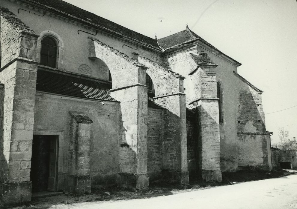 Eglise Sainte-Croix : Façade latérale est, vue partielle