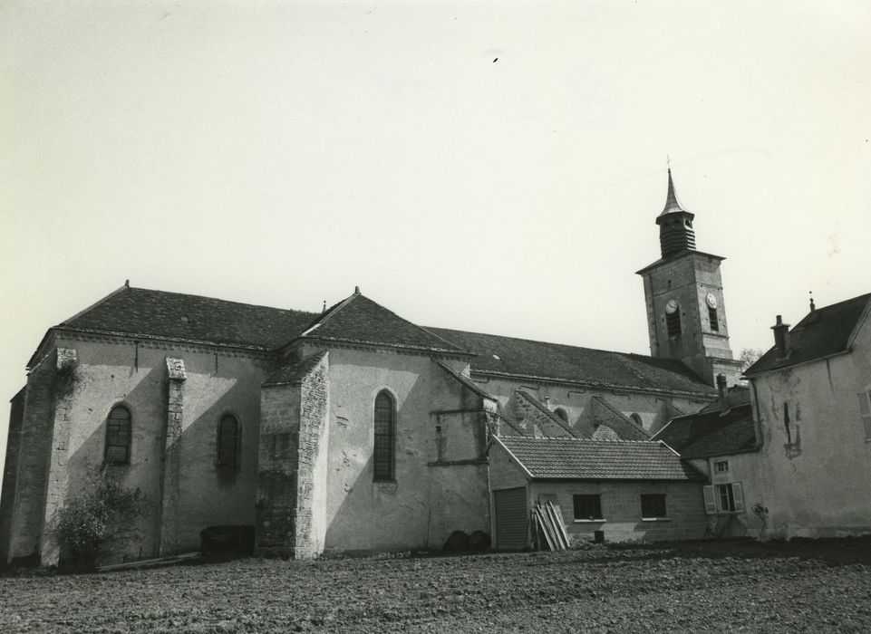 Eglise Sainte-Croix : Façade latérale nord, vue générale