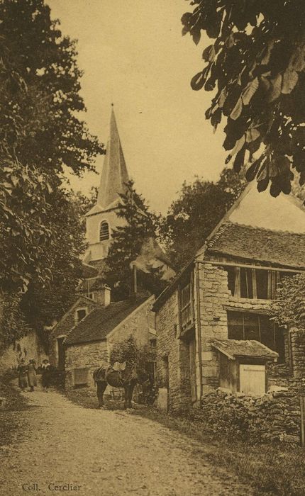 Eglise : Vue partielle de l’église dans son environnement