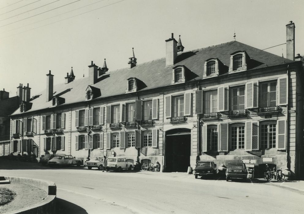 Hôtel de Buffon : Façade sur la place, vue générale