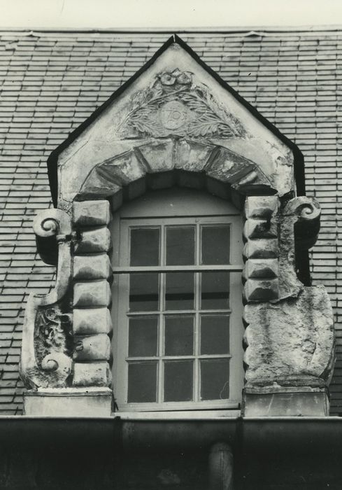 Hôtel de Buffon : Façade sur la place, détail d’une lucarne