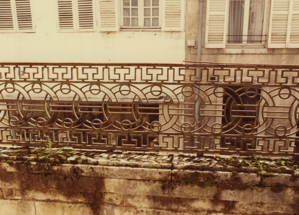 Hôtel de Buffon : Façade sur la place détail de la balustrade en fer forgé