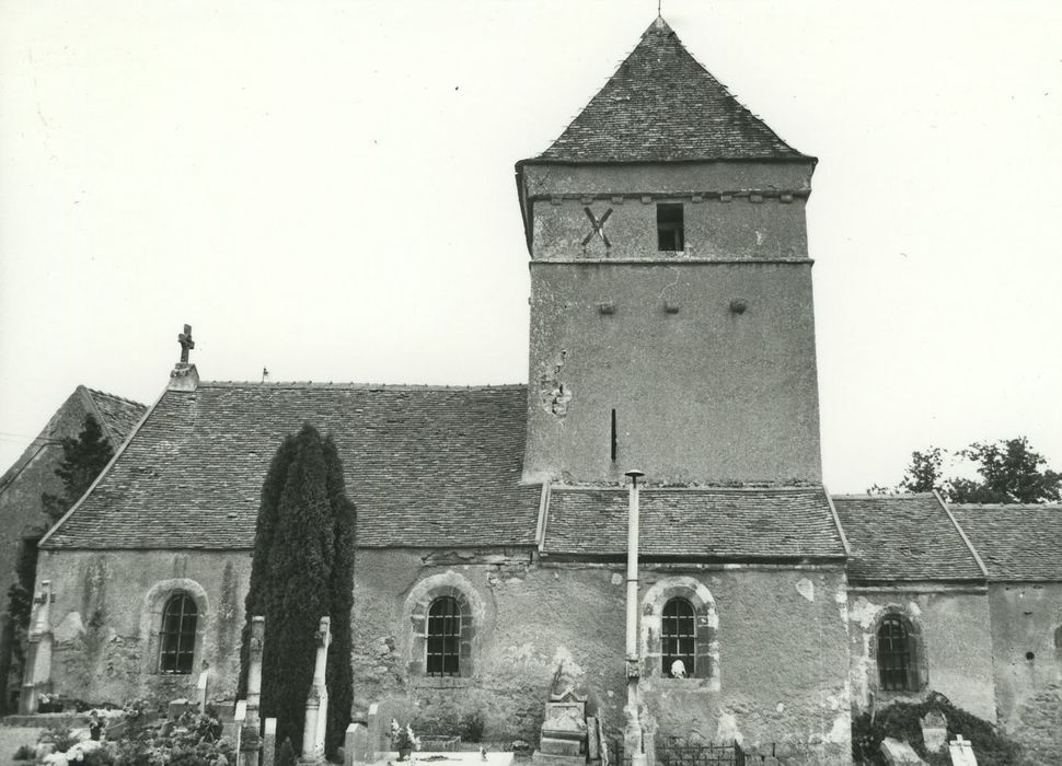 Eglise Saint-Barthélémy : Façade latérale nord, vue générale