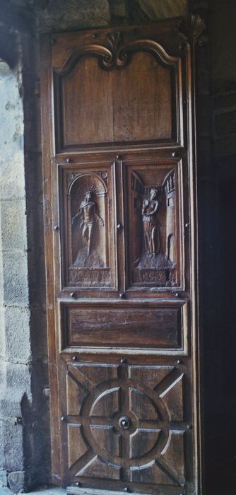 Eglise Saint-Jean-Baptiste : Vantaux du portail sud, vue partielle