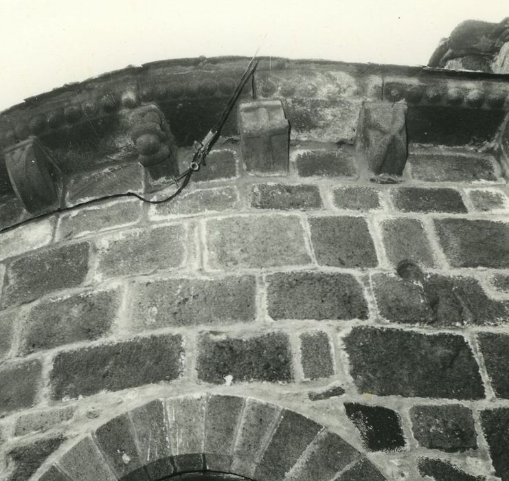 Eglise Saint-Ferréol : Chevet, détail des modillons