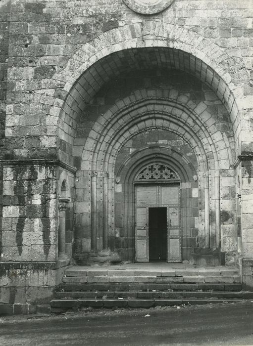 Eglise Saint-Thyrse : Porche occidental, vue générale