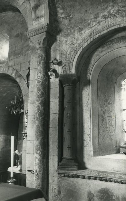 Eglise Saint-Nicolas : Détail de la colonne du doubleau séparant le choeur du transept