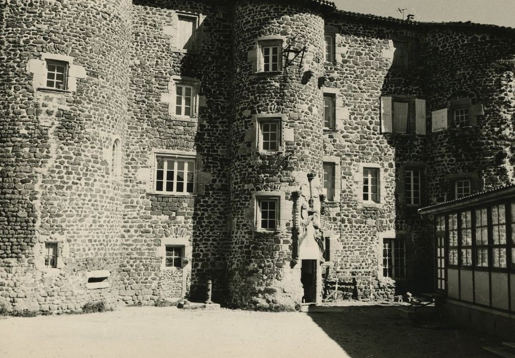 Ancien château abbatial : Façade sud, tour d’escalier, détail de la porte d’accès