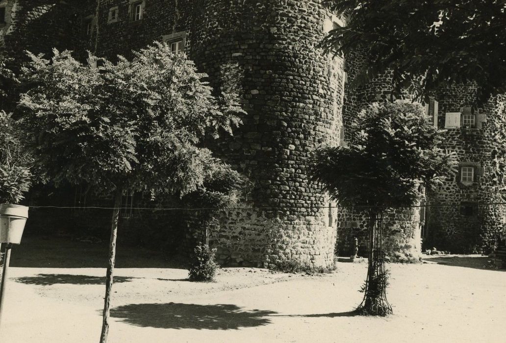 Ancien château abbatial : Façades nord et ouest, vue partielle