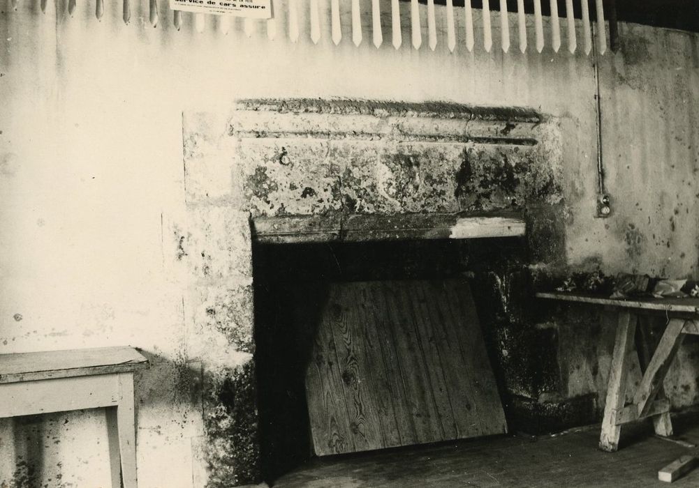 Ancien château abbatial : Rez-de-chaussée, grande salle, cheminée monumentale, vue générale