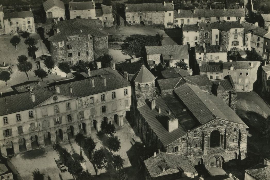 Ancienne église abbatiale Saint-Théofrede : Vue aérienne de l’église abbatiale et de son abbaye dans leur environnement