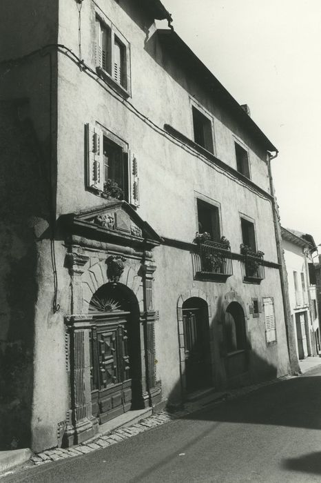 Maison : Façade sur rue, vue générale