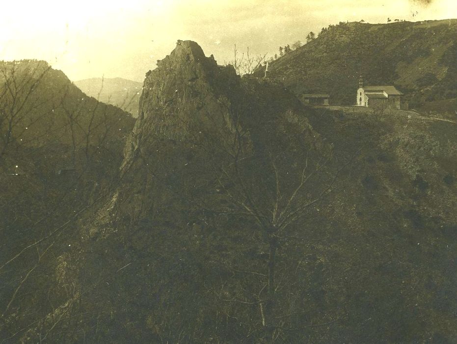 Chapelle Notre-Dame-d'Estours : Vue générale de la chapelle dans son environnement