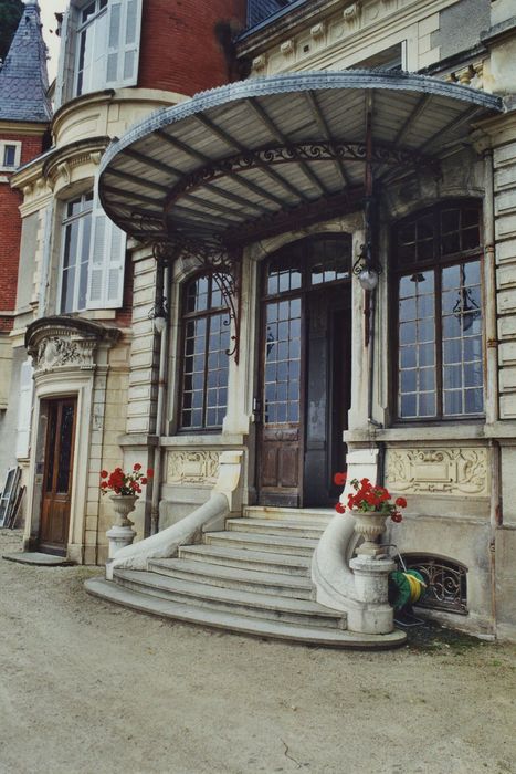 Château de Martinas : Façade nord, porche d’accès, vue générale