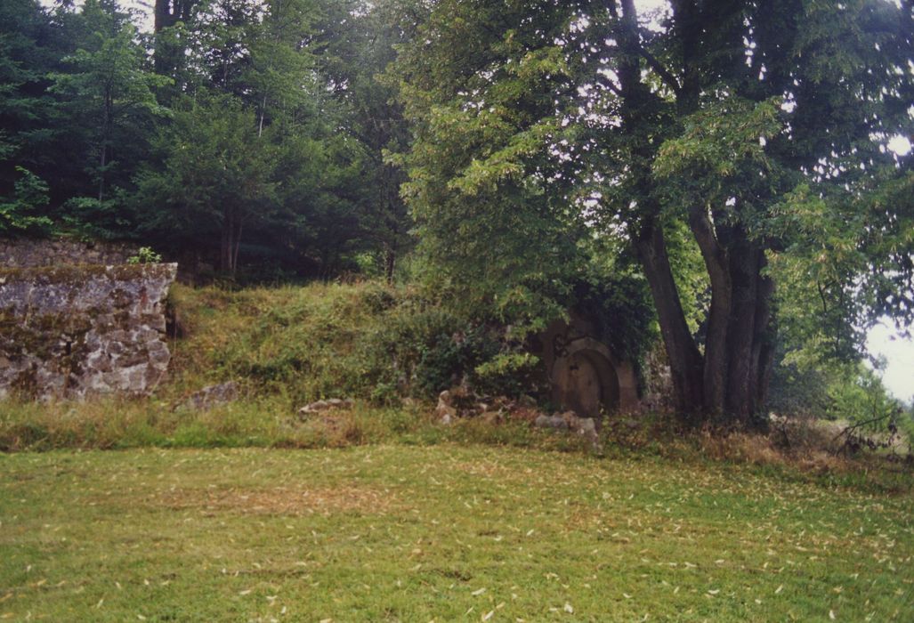 Château de Martinas : Parc, fontaine, vue partielle