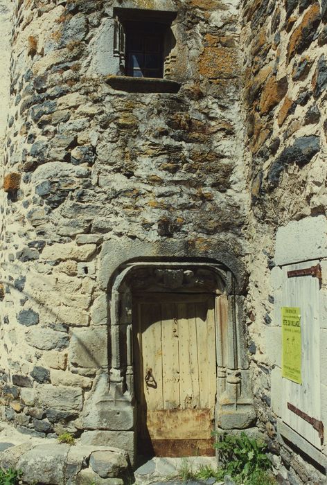 Maison Mate : Porte d’accès à la tourelle d’escalier, vue générale