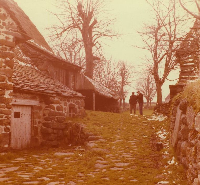 Ferme dite Ferme Perrel : Cour pavée, vue générale