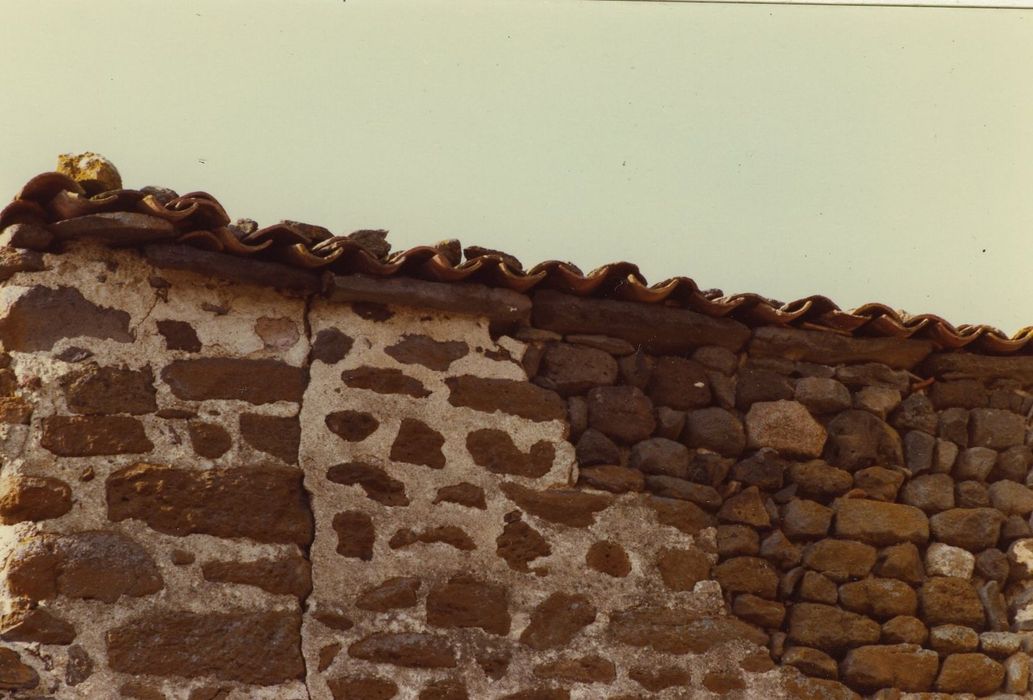 Maison forte ou château de Coubladour : Façade nord, détail des dalles de lave