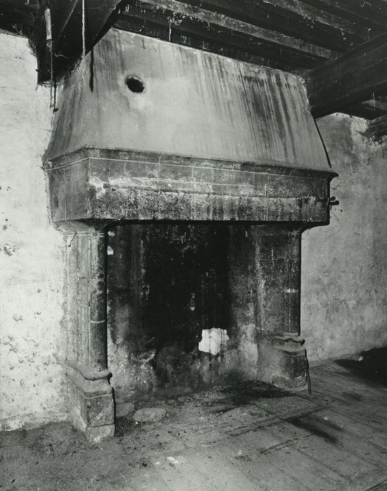 Maison forte ou château de Coubladour : 1er étage, pièce ouest, cheminée monumentale, vue générale