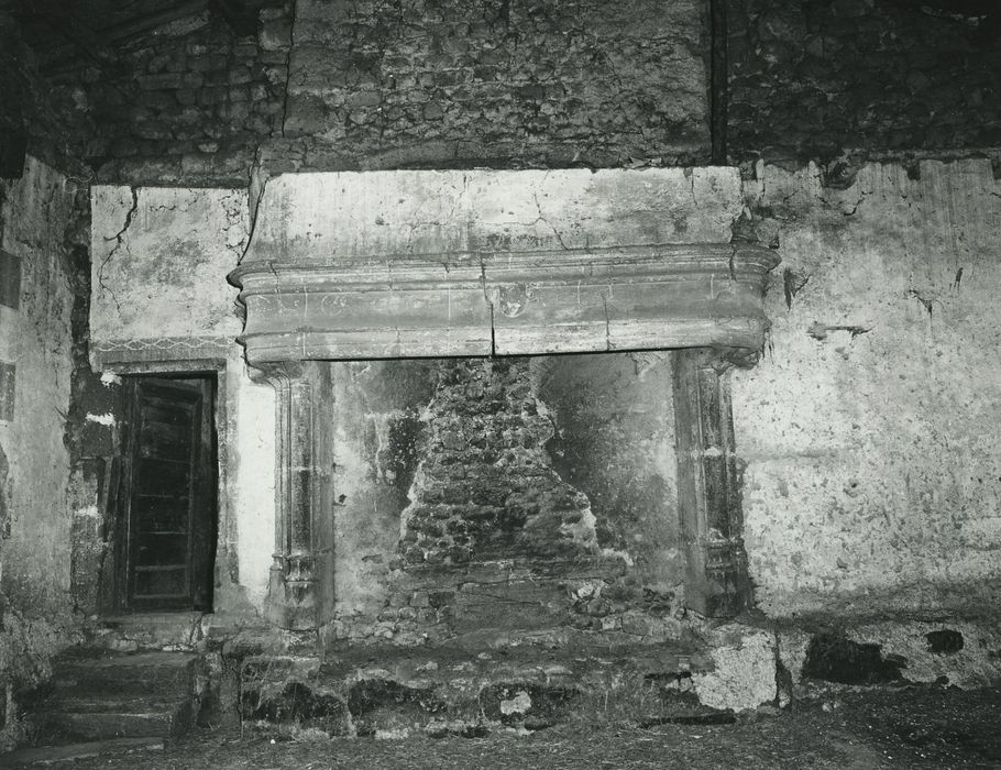 Maison forte ou château de Coubladour : 1er étage, grande pièce, cheminée monumentale, vue générale