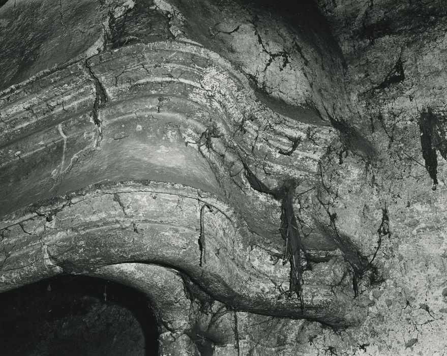 Maison forte ou château de Coubladour : 1er étage, grande pièce, cheminée monumentale, détail du linteau