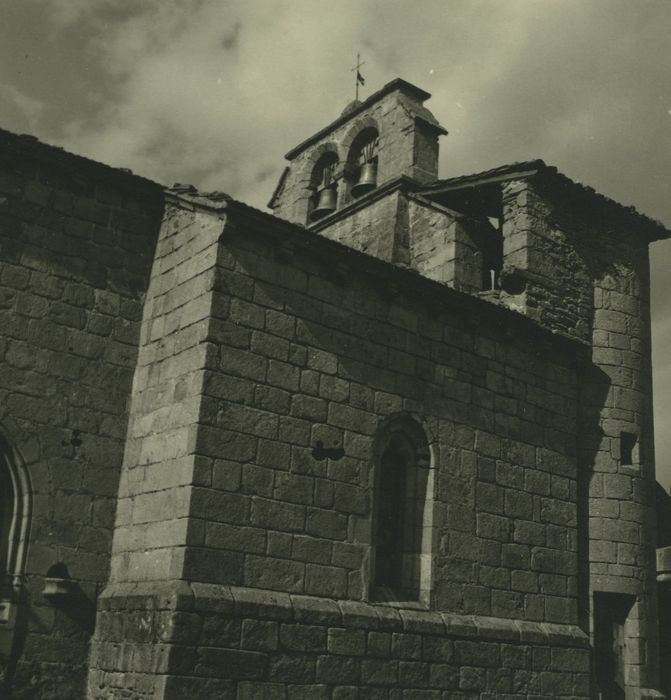 Eglise de la Nativité de la Sainte Vierge : Façade latérale sud, vue partielle